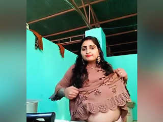 Sexy Bhabhi Shows Her...
